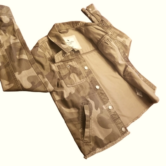 NWOTAbercrombie KidsCamo JacketKidsSize: 11/12